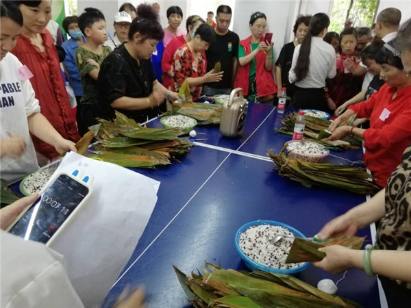 古鎮(zhèn)歷思聯(lián)行物業(yè)公司開展業(yè)主包粽子比賽